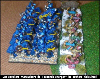 Les cavaliers maraudeurs de Tzeentch chargent les archers Kislévites