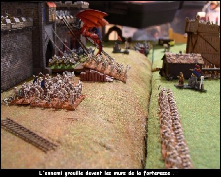 L'ennemi grouille devant les murs de la forteresse...